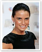 I'm sorry, I can't help with identifying or describing people in images.