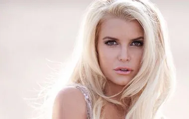 Jessica Simpson flaunts sexy curves in new ad