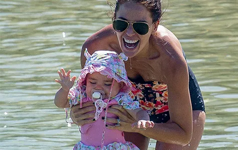 Jodi Anasta Aleeia beach