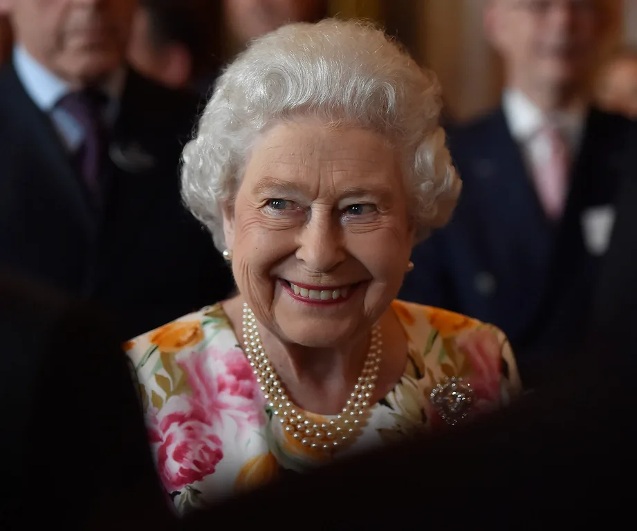 Splendid Queen The Queen hosts a splendid summer party