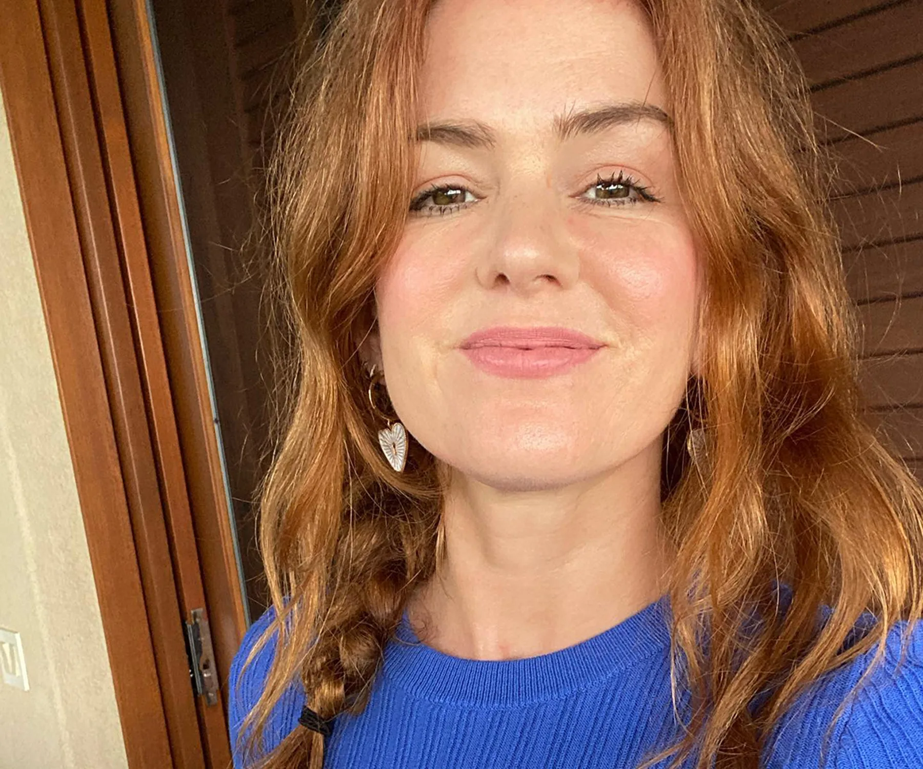 Isla Fisher looks fresh faced and like she using an anti-ageing eye cream