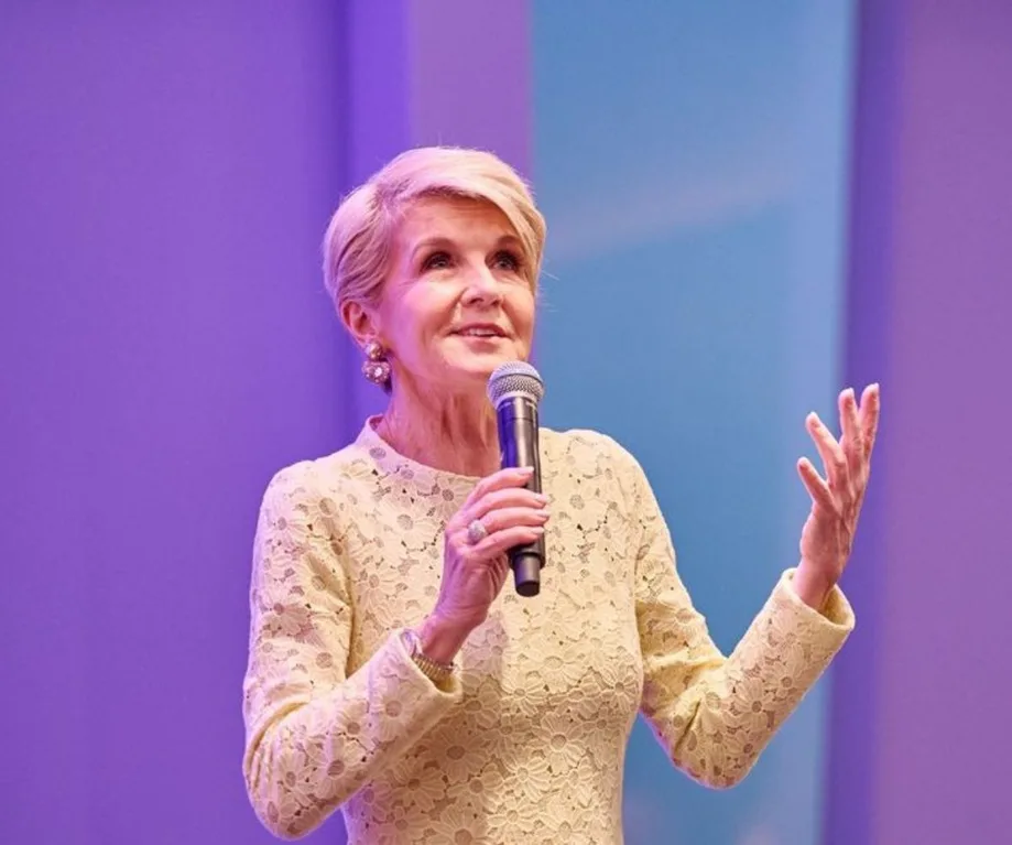 Julie Bishop delights fans with "elegant" new appearance