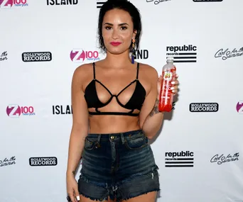 Demi Lovato slams 'thigh gap' craze with new bikini pic