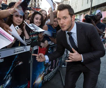 Watch Chris Pratt get terrified by dinosaurs!