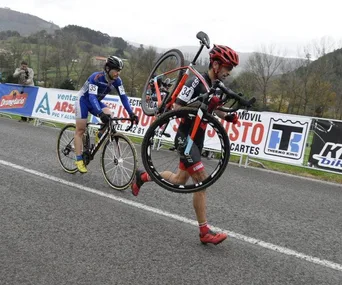 Cyclist shows amazing sportsmanship