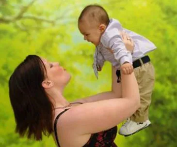Woman who lost her leg to save son learns to walk again