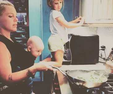 Pink cooks with kids and gets mum-shamed
