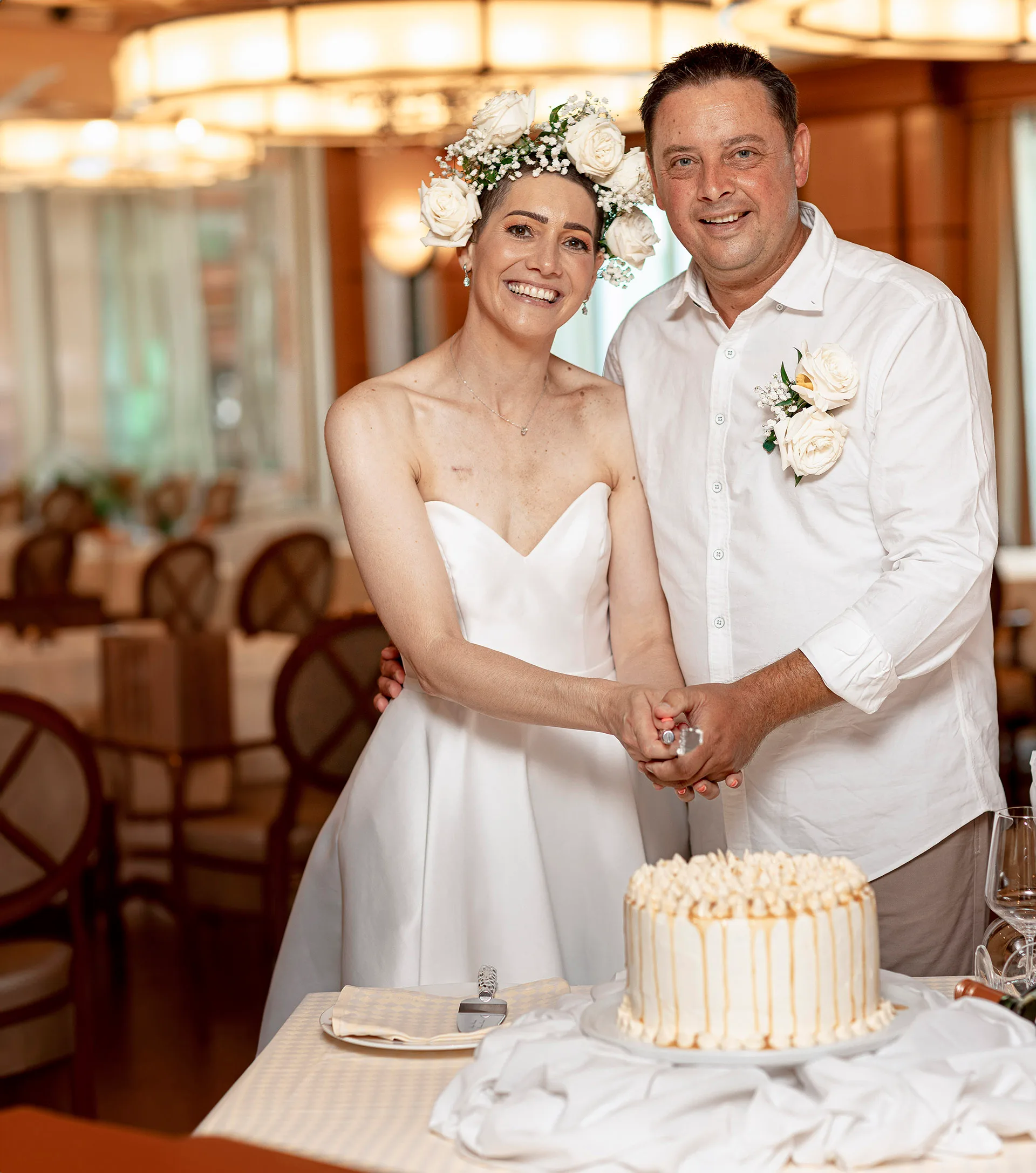 Madelein and Jan cutting their wedding cake.