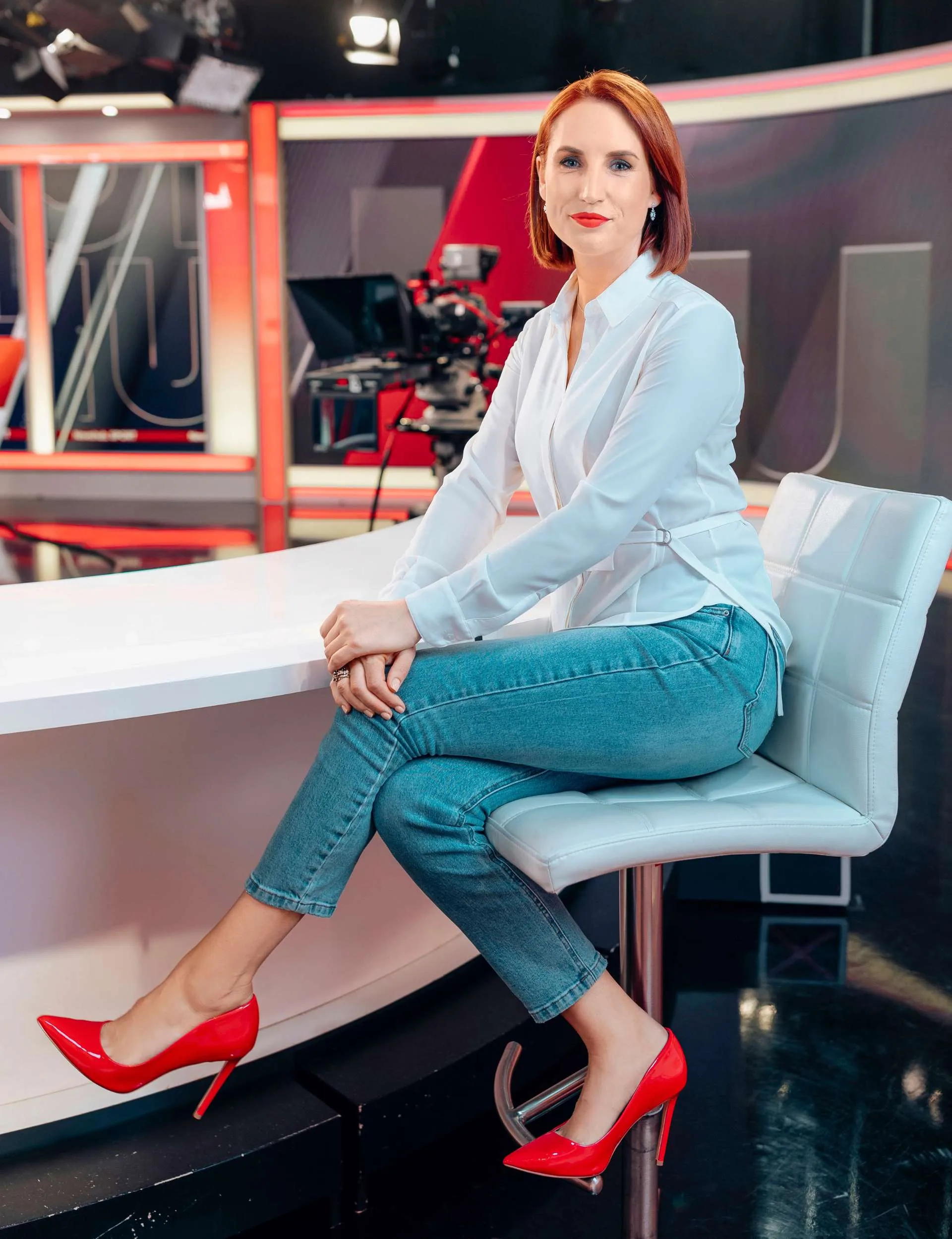 Samantha Hayes sitting at the Newshub desk