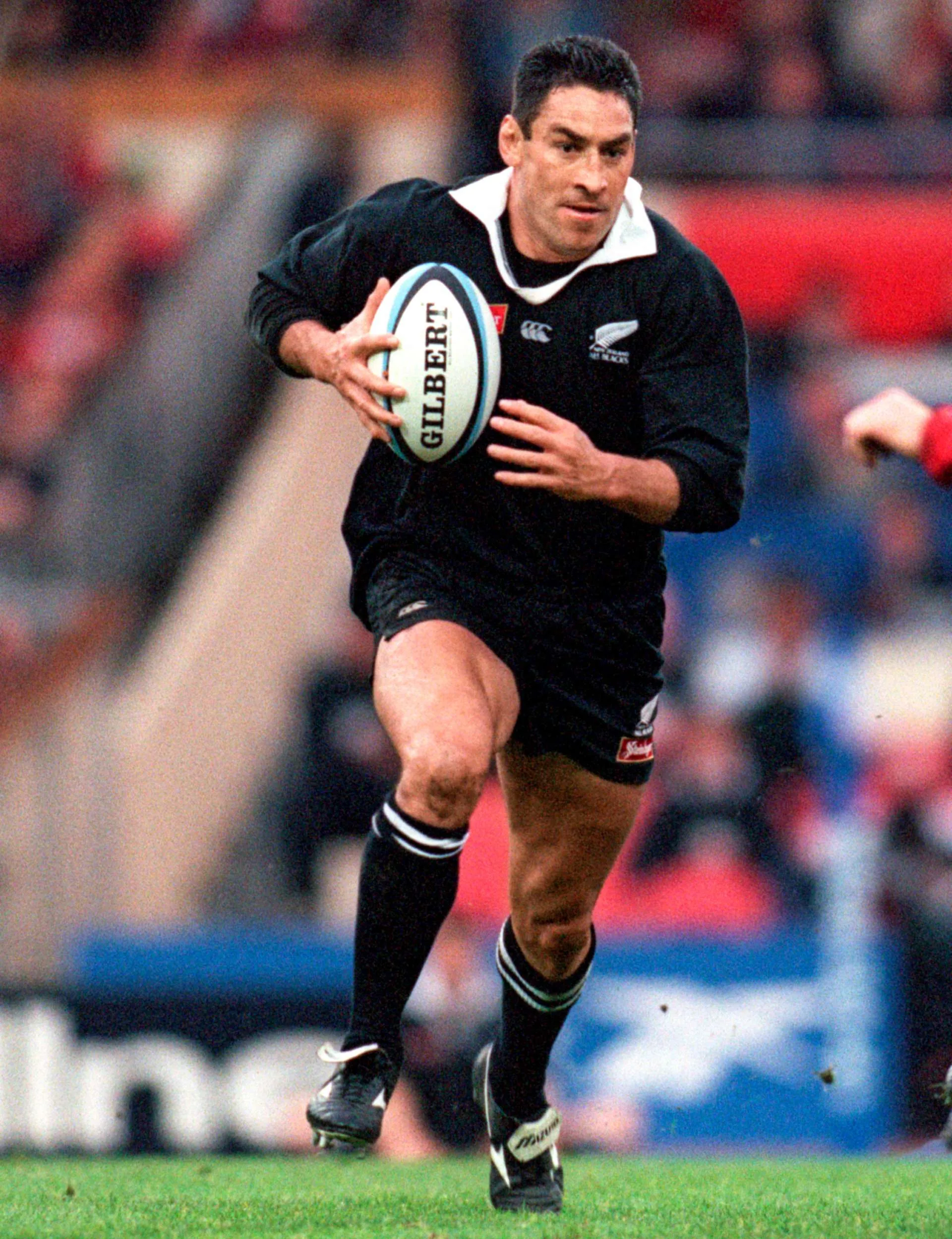Frank Bunce in action for the All Blacks in 1997
