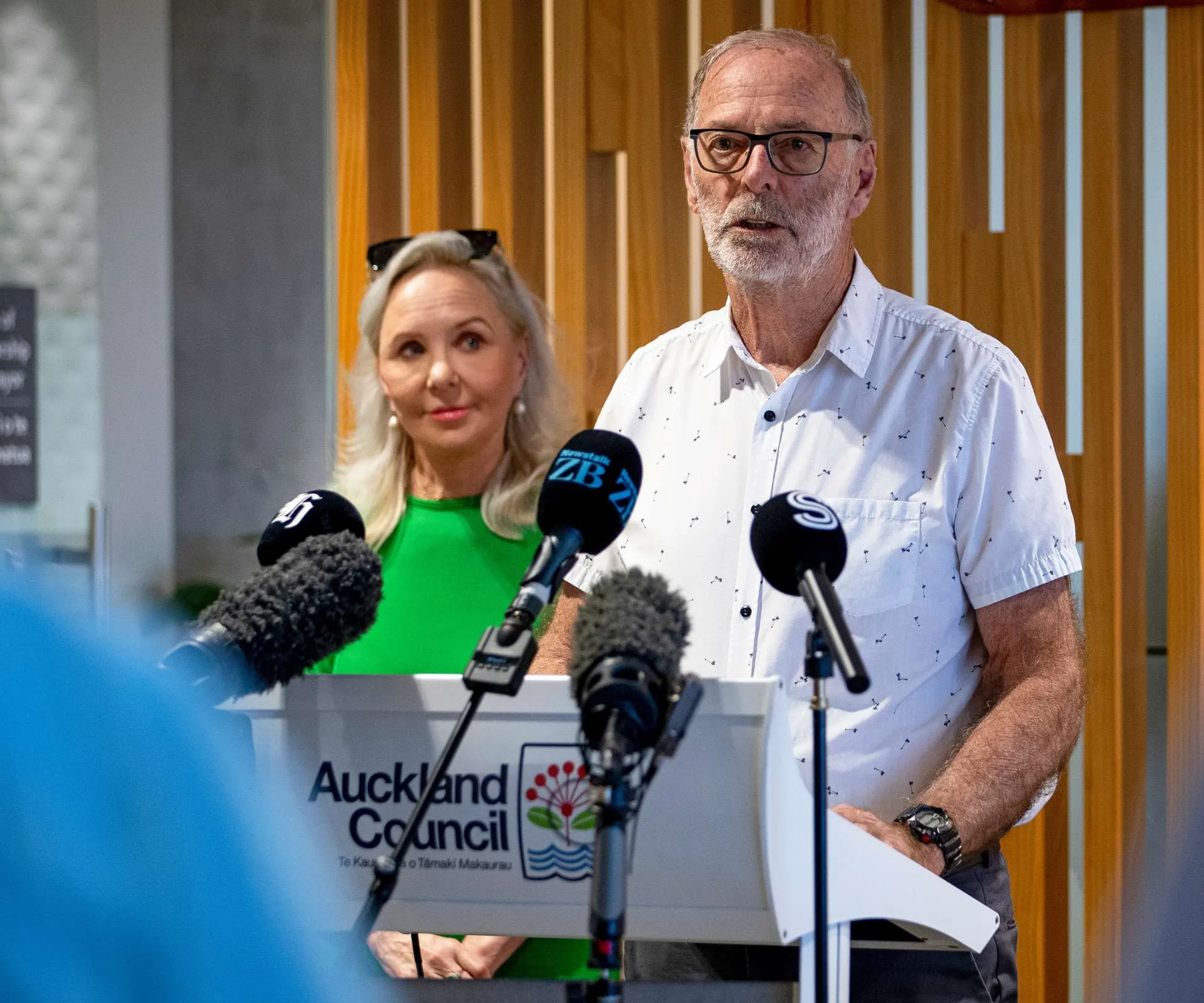 Desley standing beside Auckland Mayor Wayne Brown at a press conference