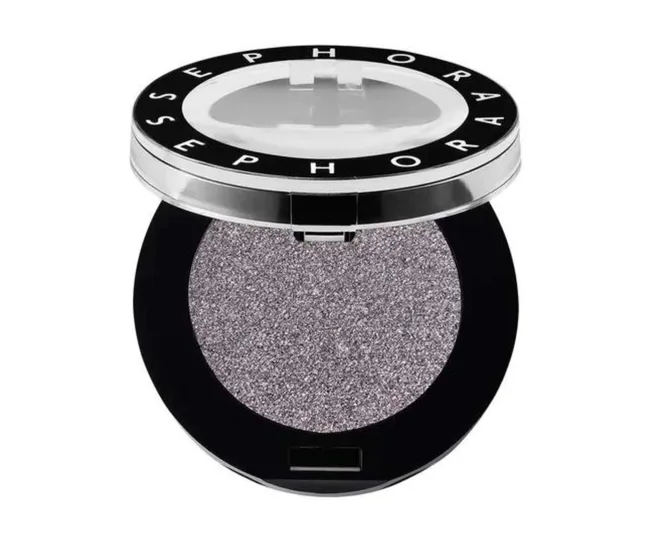 Silver sparkly eyeshadow for a spring makeup look