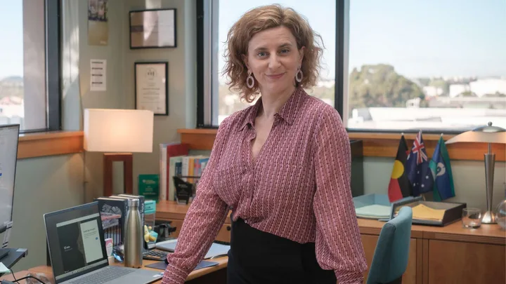 Main character Hannah Howard, played by Felicity Ward in The Office Australia