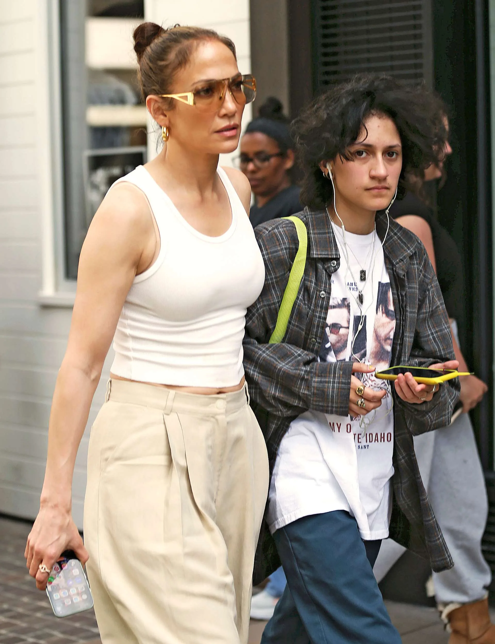 J.Lo walking with her daughter