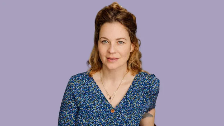 Shoshana McCallum in front of a lilac background