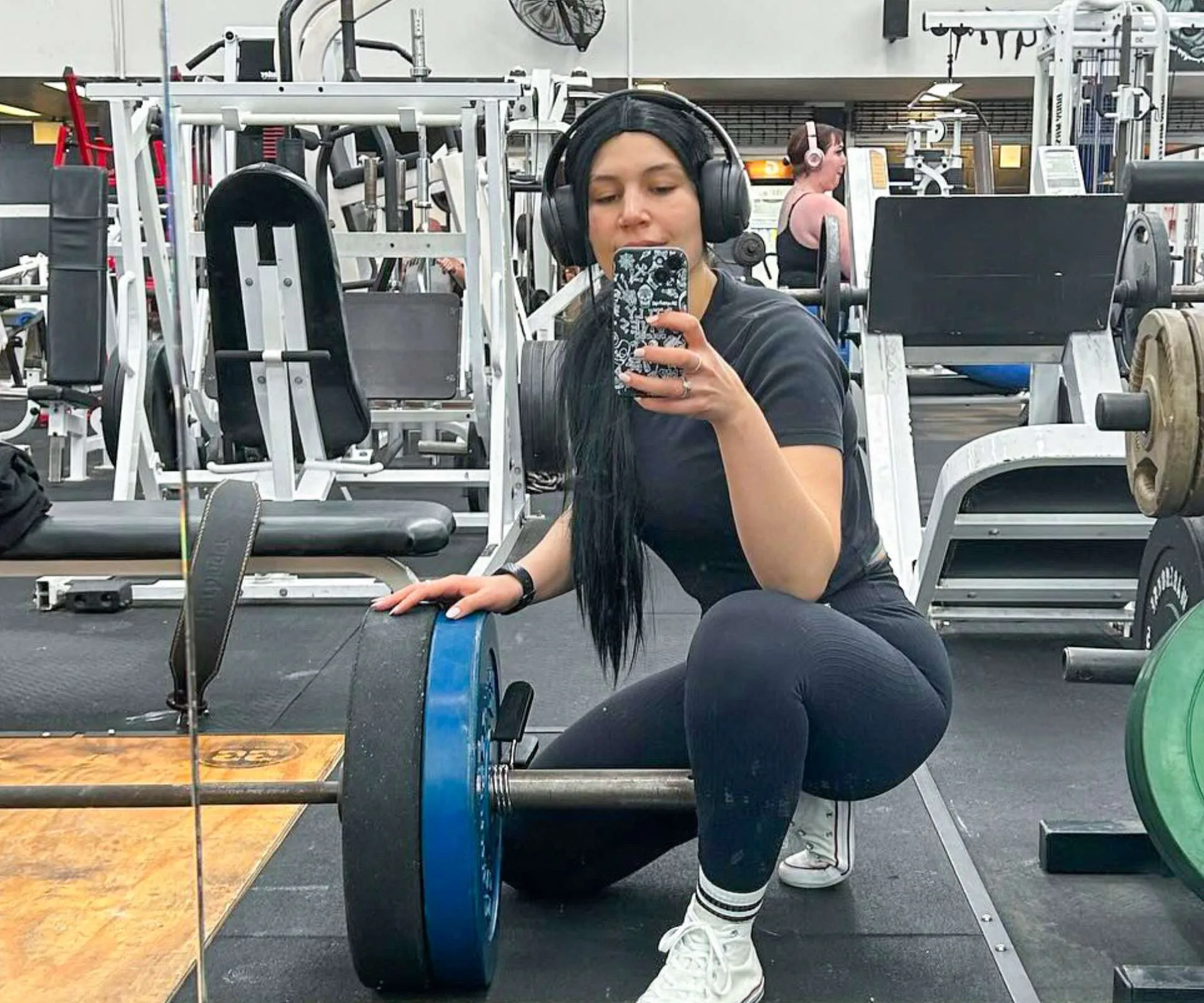Zazi Gohar taking a mirror selfie at the gym