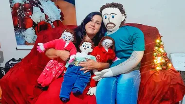 Meirivone Rocha with her ragdoll husband and kids on a red couch