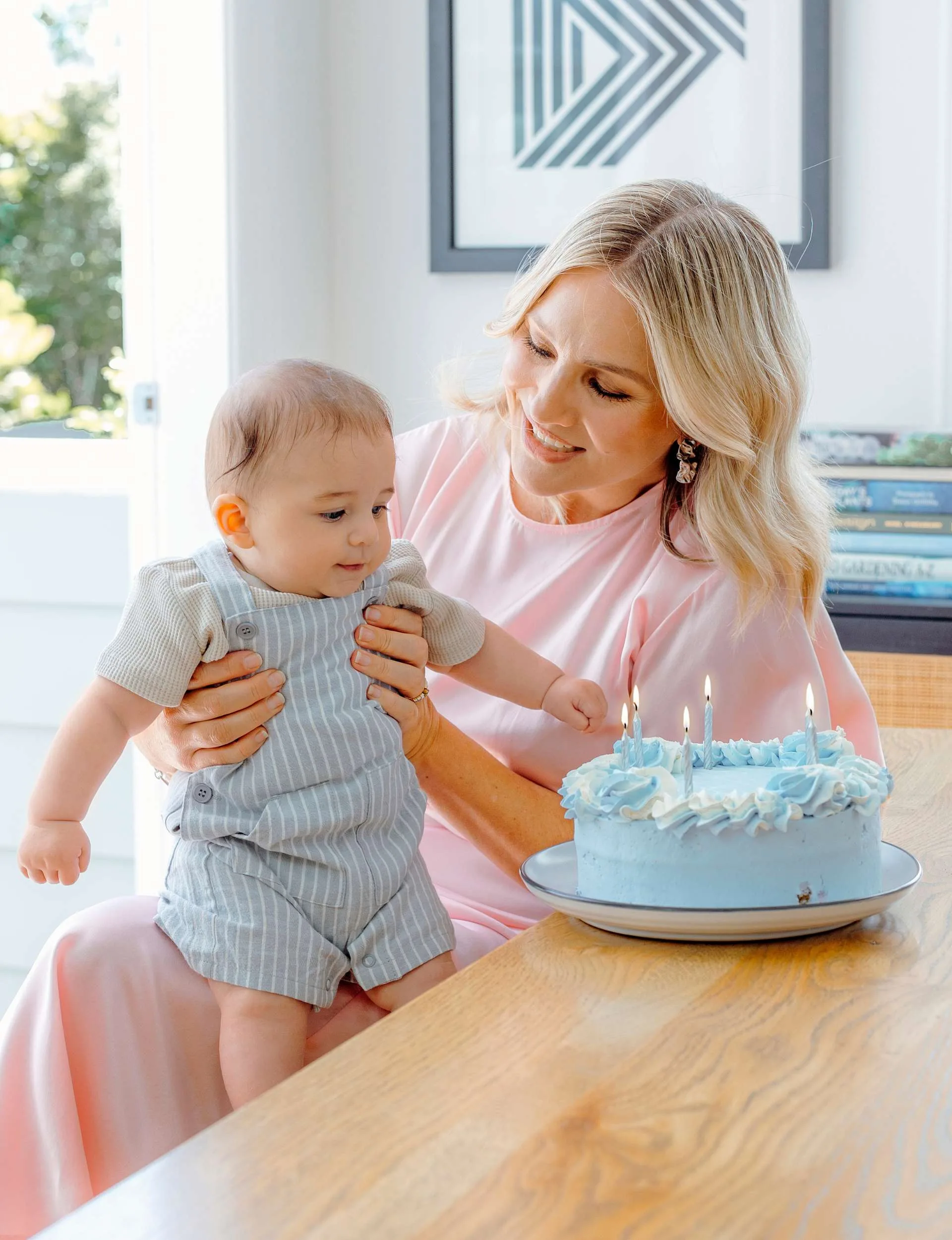 Kingston eyeing up a blue cake