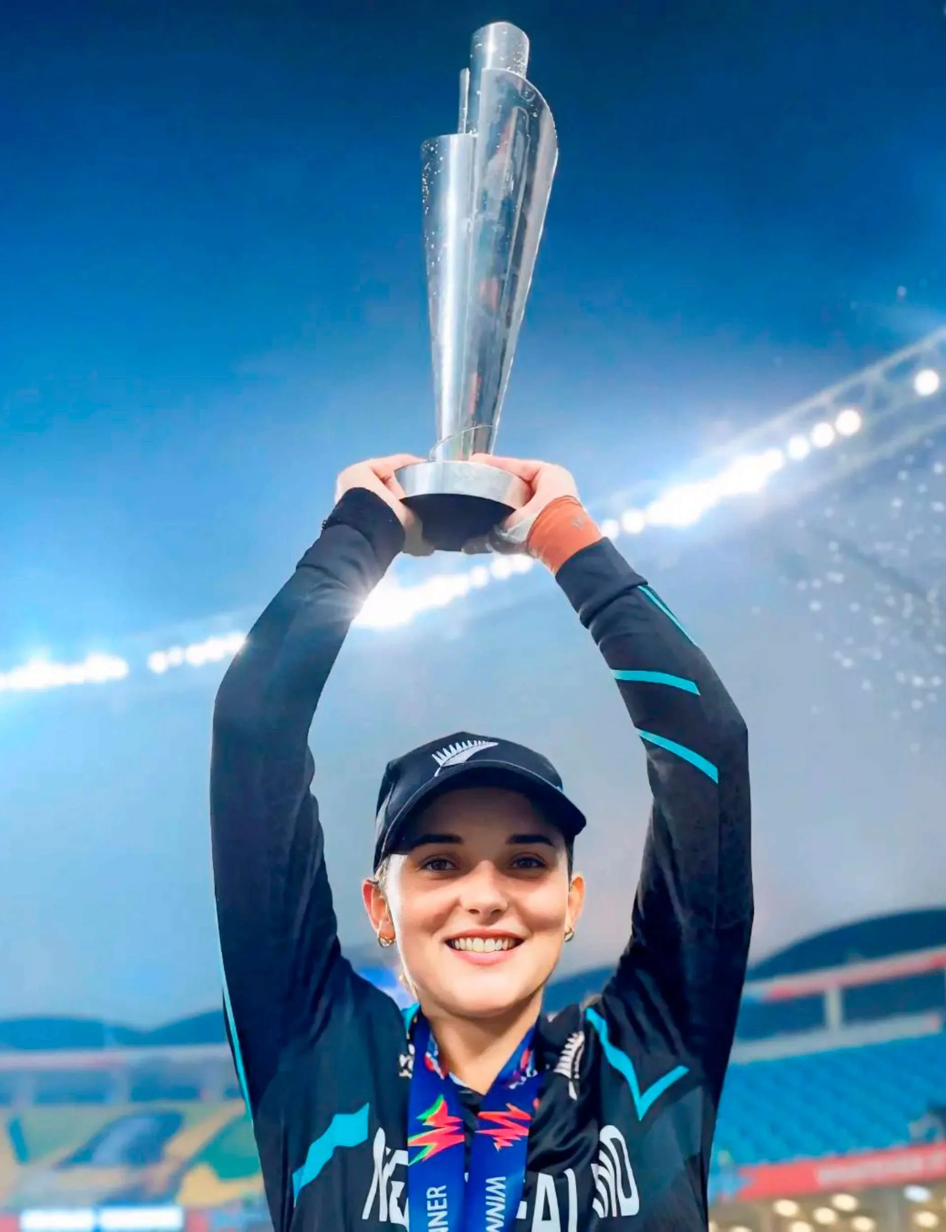White Ferns star Amelia holding up a trophy