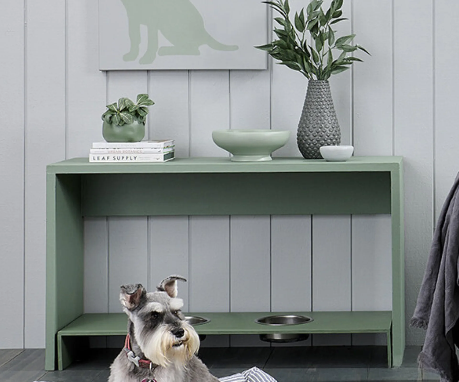 Console table feeding station 