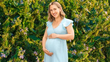 PJ Harding holding her baby bump