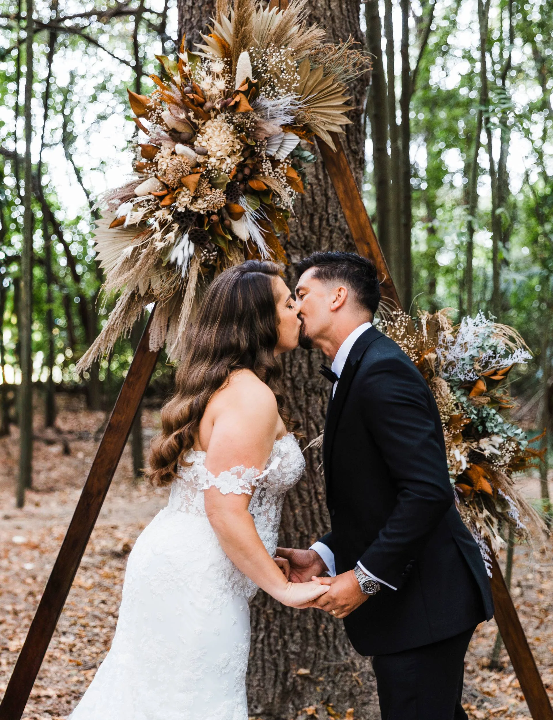 A kiss at the end of the aisle