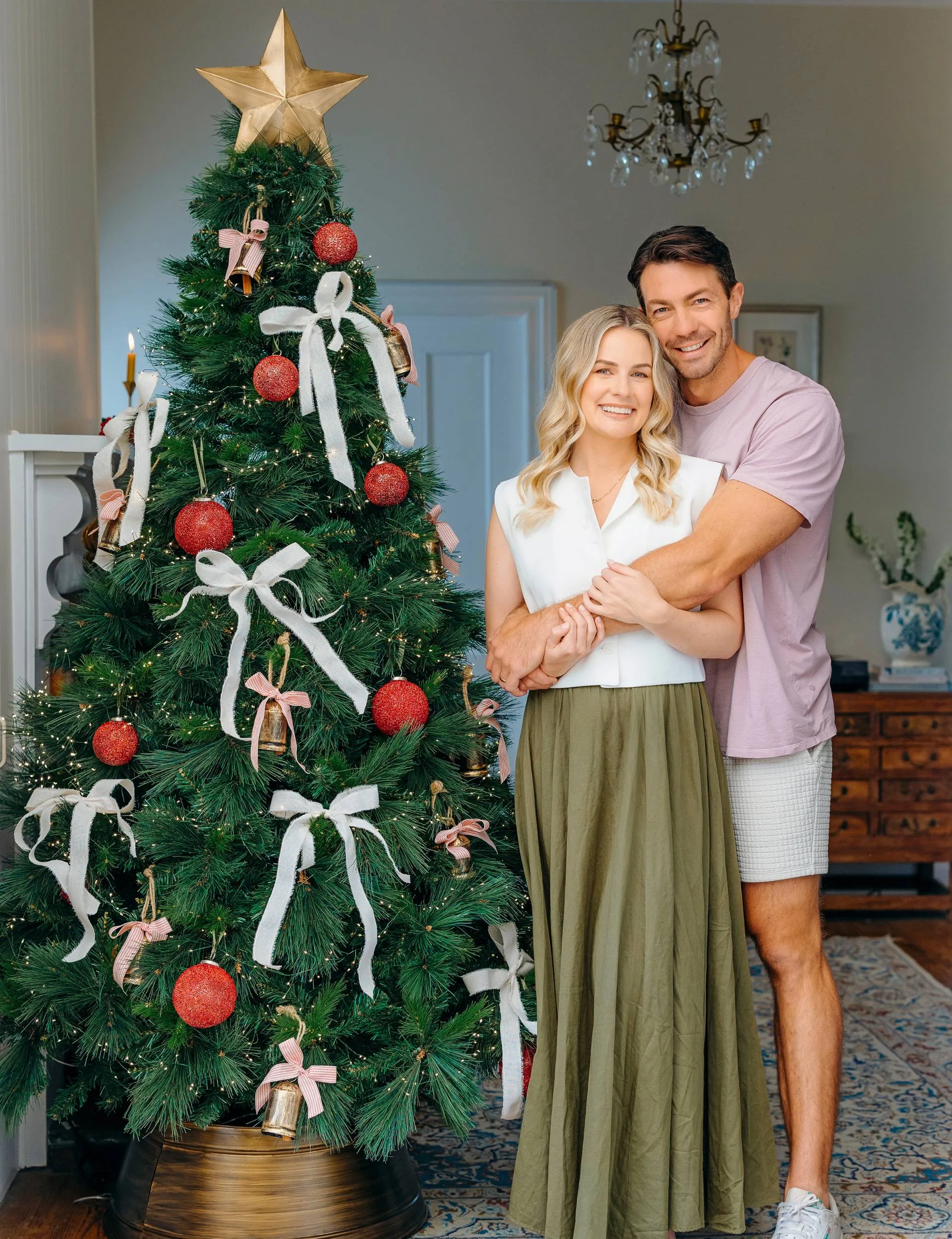 The couple hugging in front of the tree