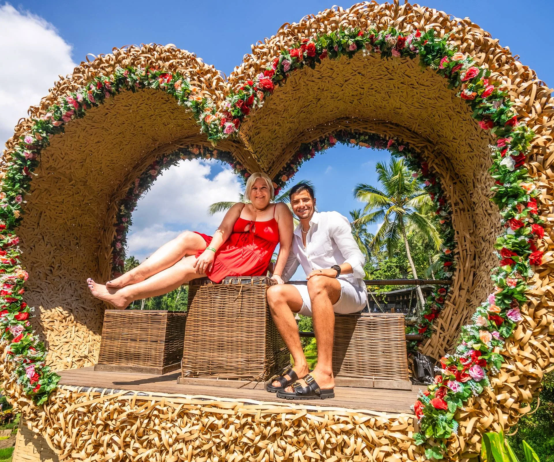 Jay-Jay and Minou sitting in a heart of flowers