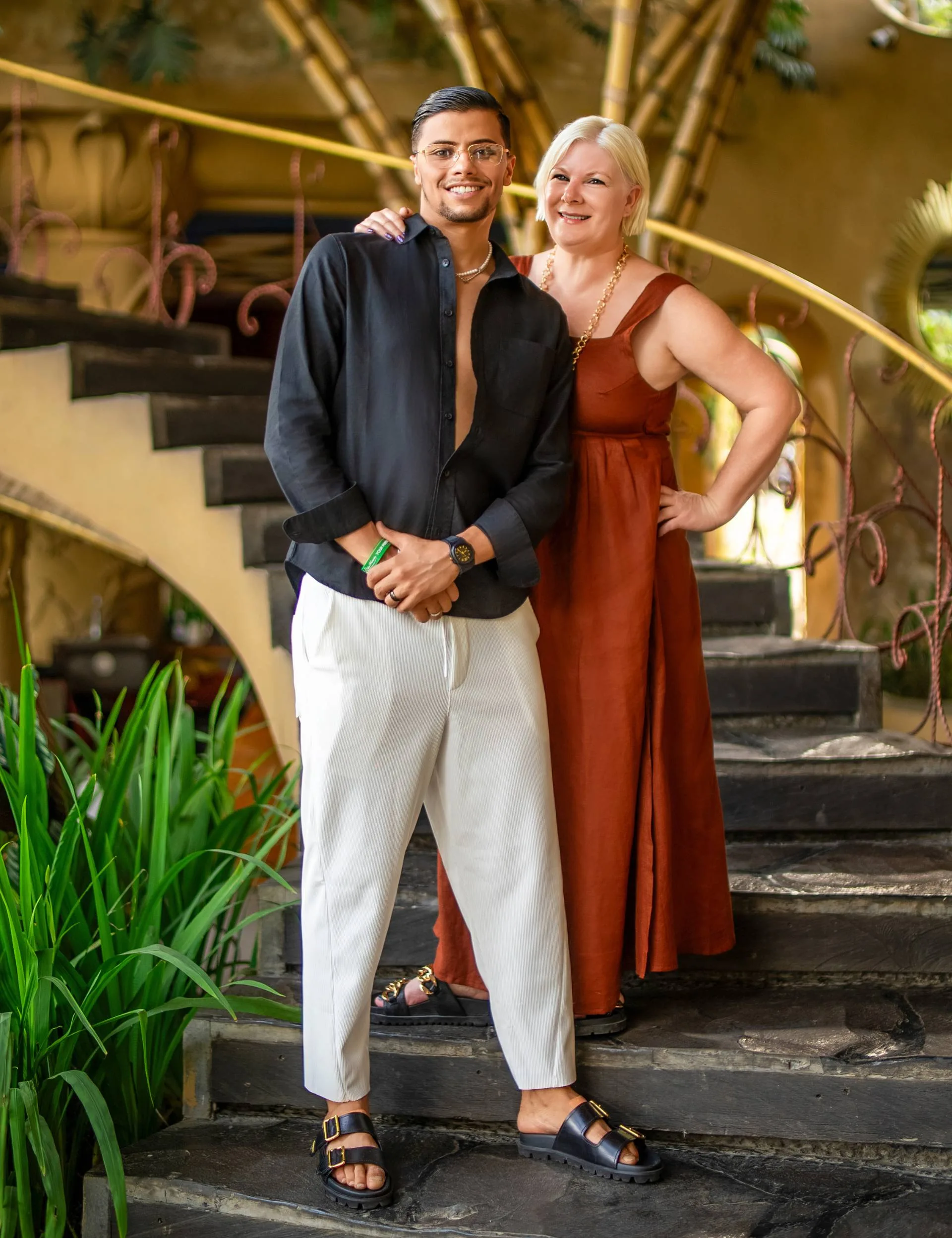 Jay-Jay and Minou standing on a staircase