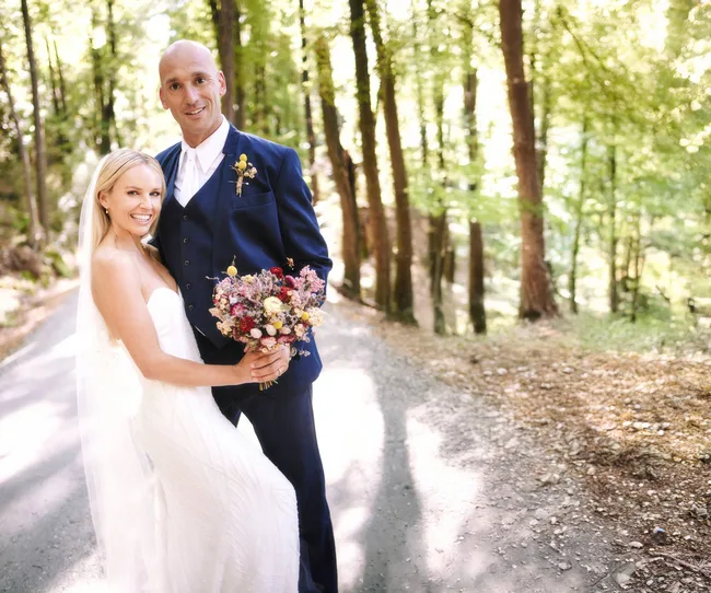 Wedded couple in forrest