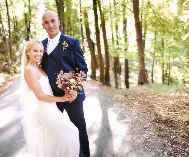Wedded couple in forrest