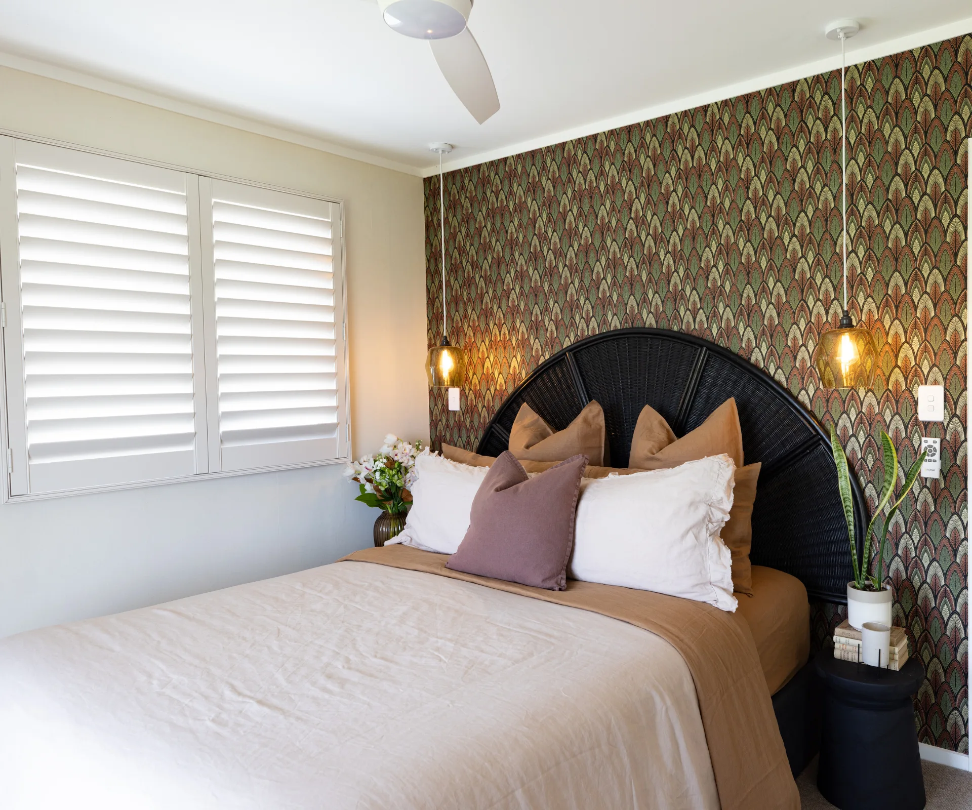 Main bedroom with a green leaf wallpaper