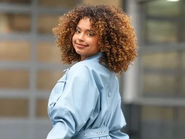 A model with frizzy hair