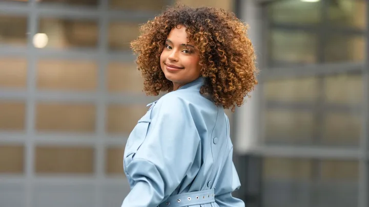 A model with frizzy hair