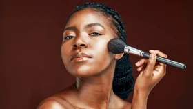 A female model applying setting powder