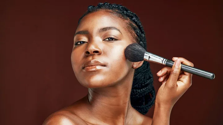 A female model applying setting powder