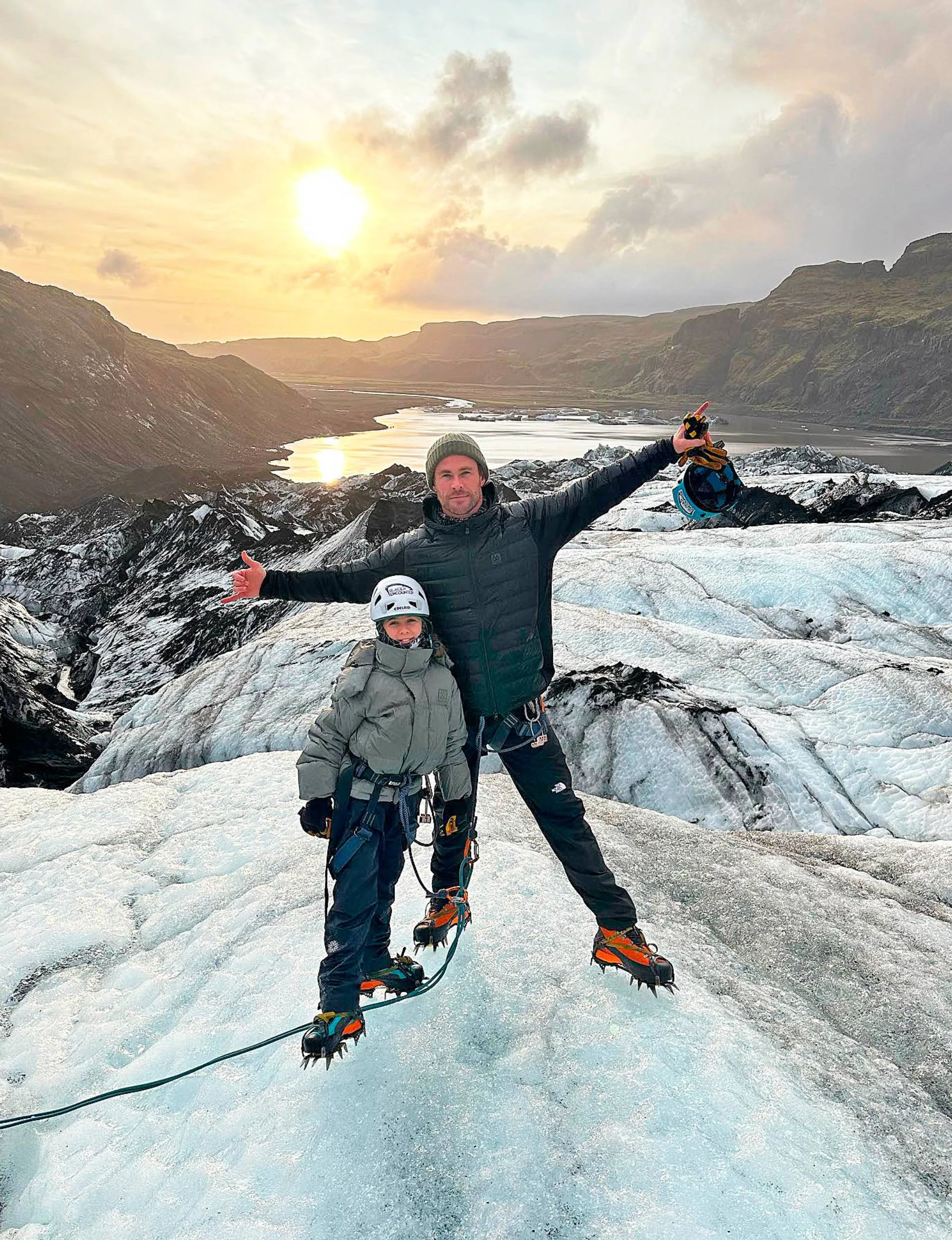 Chris Hemsworth in Iceland with his daughter