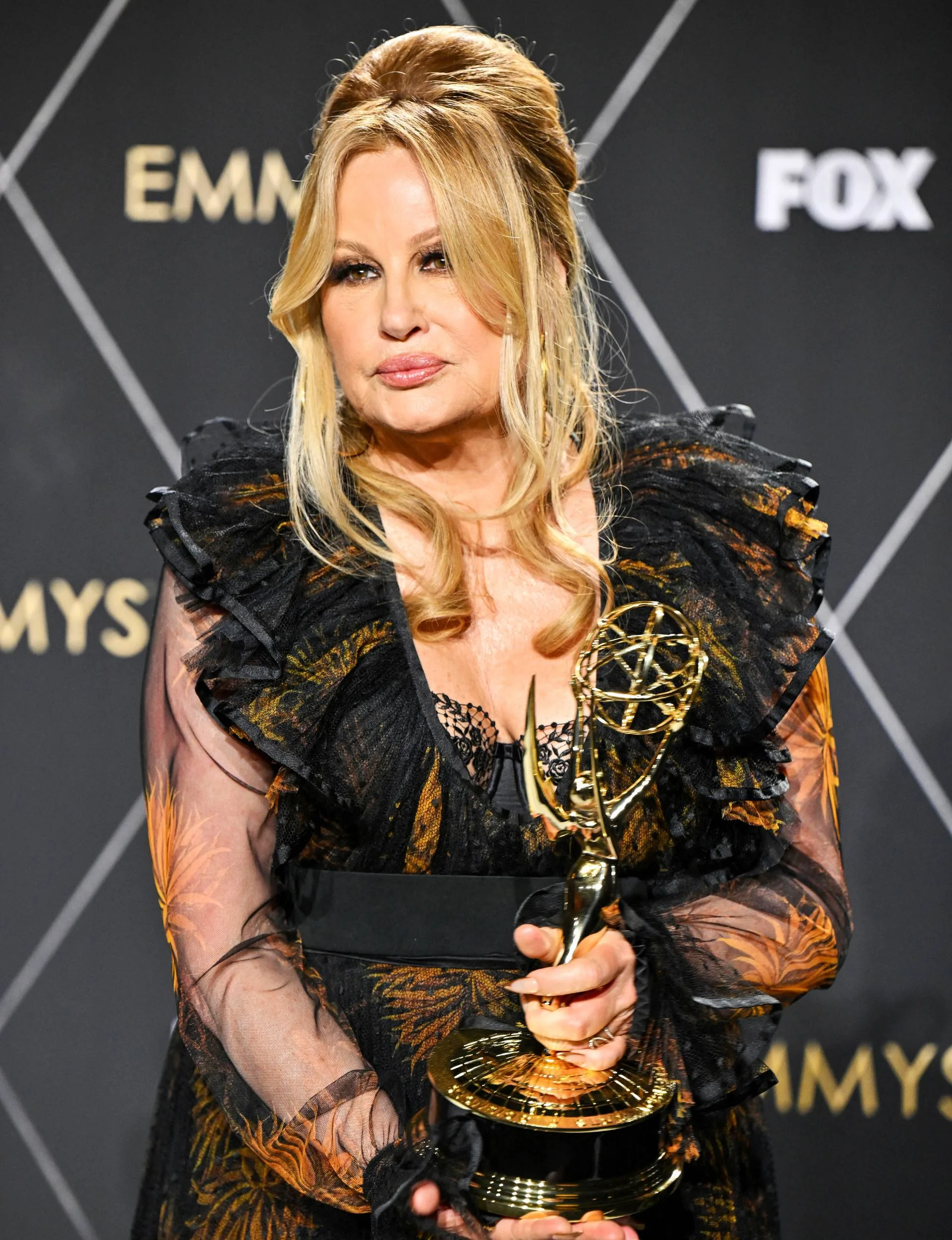 Jennifer Coolidge with her oscar award