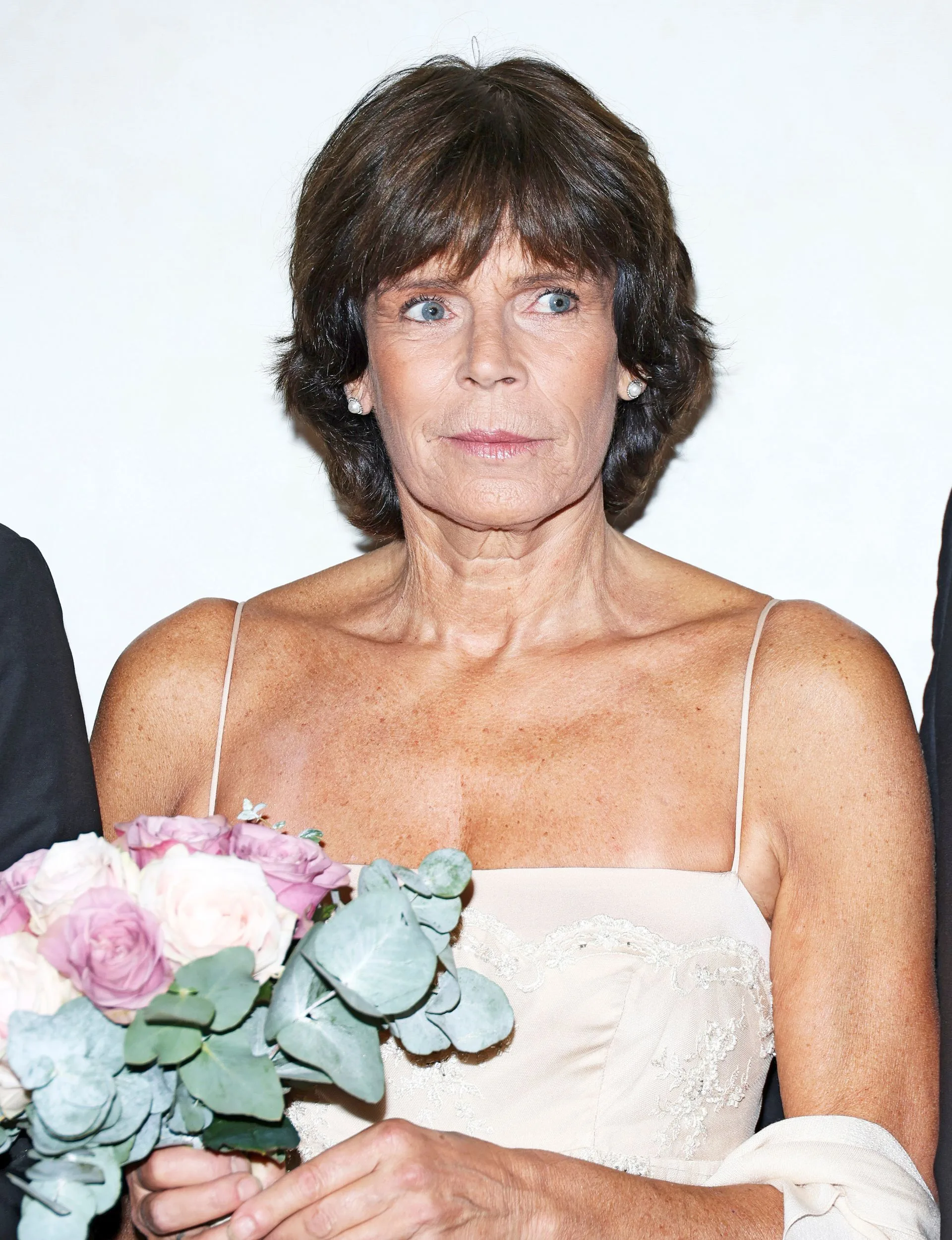 Stéphanie holding a bouquet of flowers