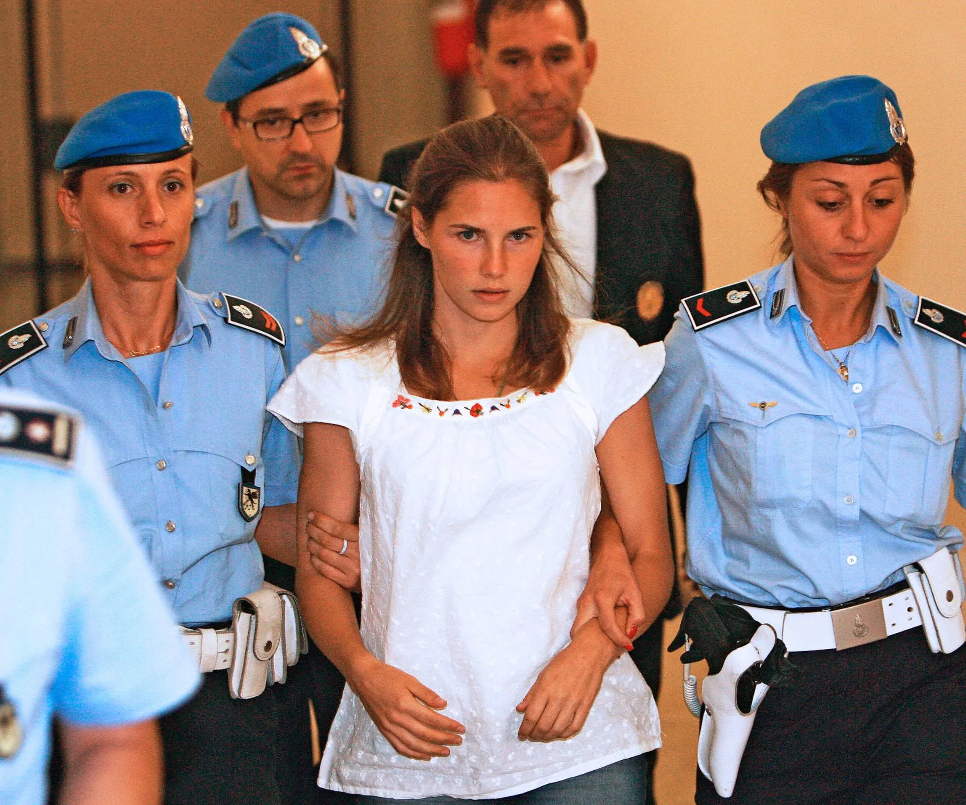 Amanda Knox being escorted by two female officers at the time of her sentencing