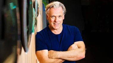 Erik Thomson leaning on a wall