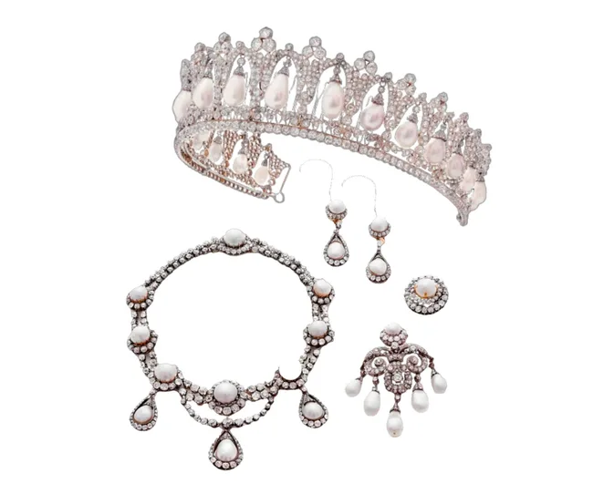 A diamond tiara and necklace