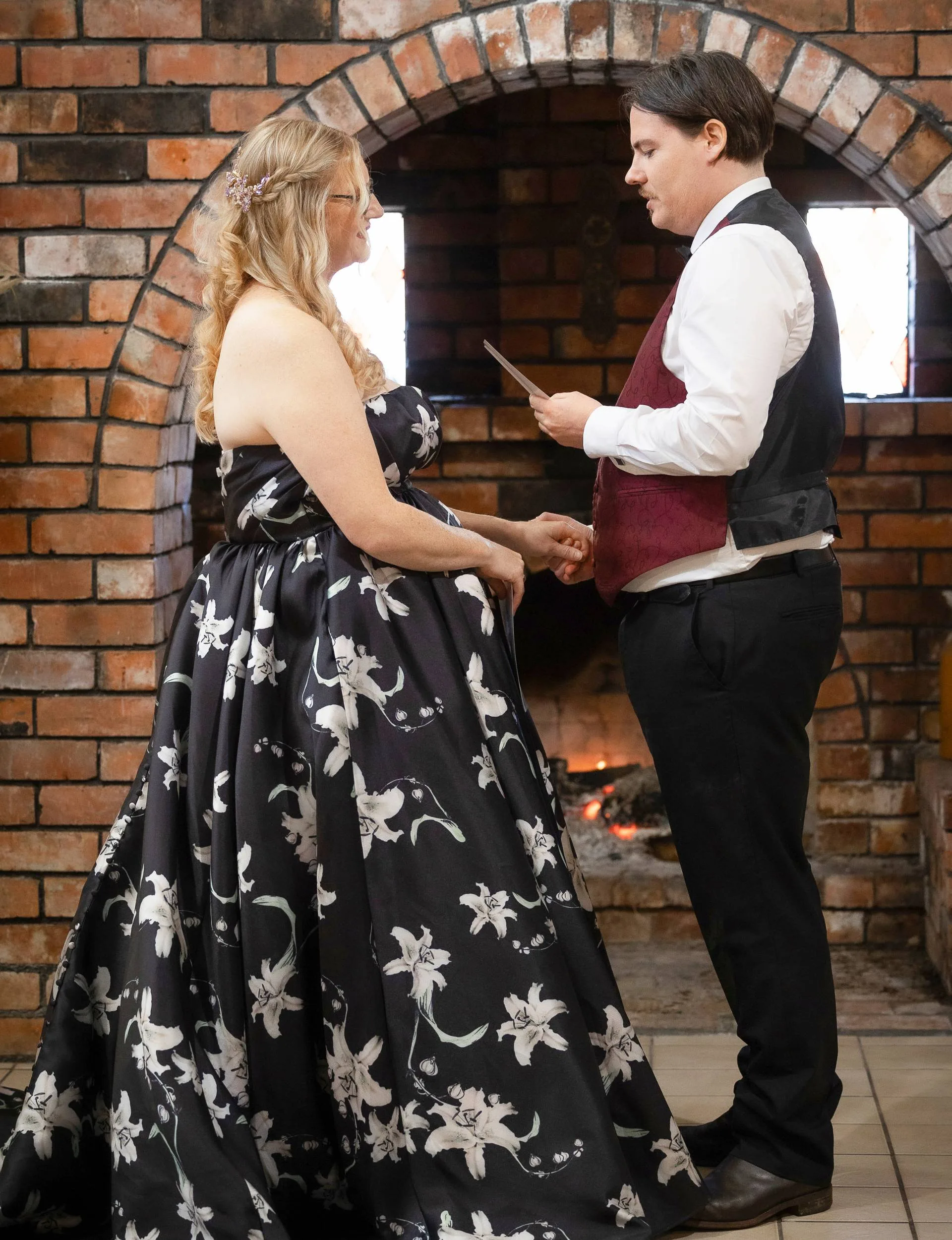 Fhiona Hartshorn and husband Kris reading their vows