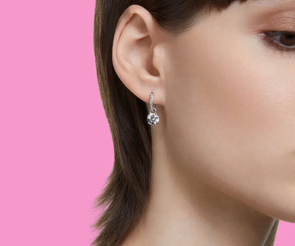 model wearing Stilla drop earrings