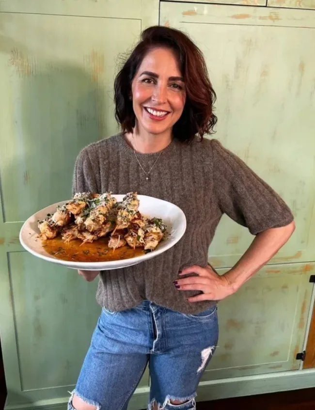 Alana Lowes holding a plate of food