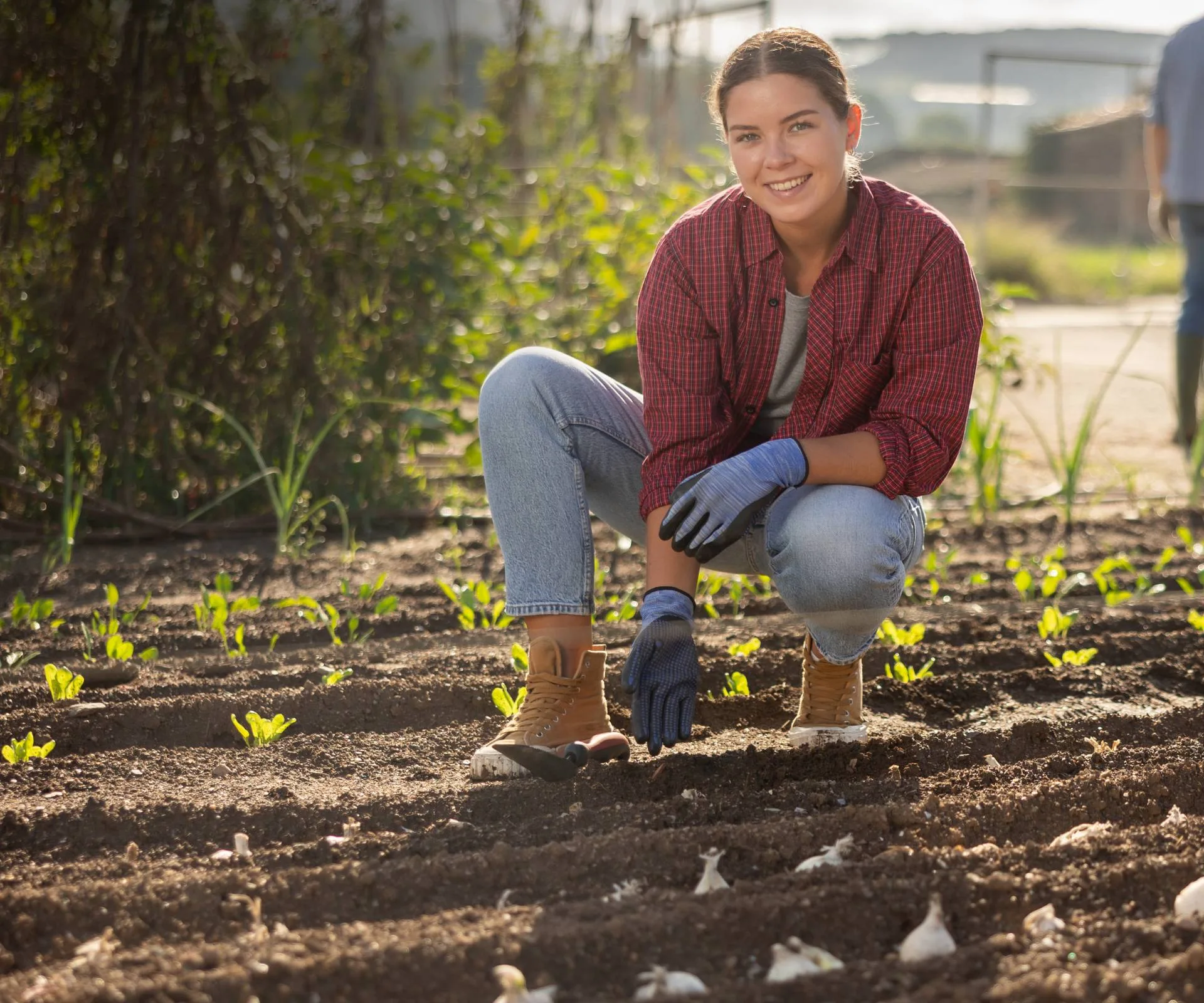 A woman showing the garlic she planted