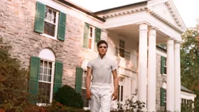 Elvis Presley in front of Graceland