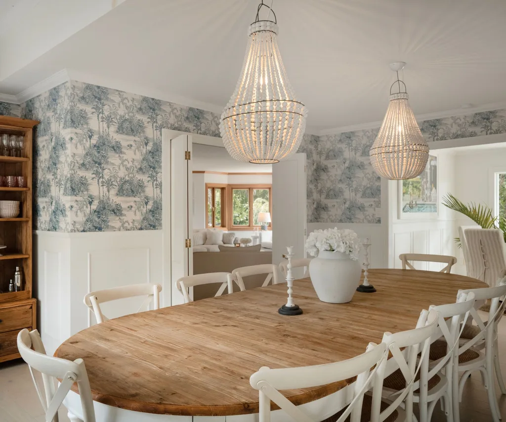 The dining room is wallpapered in a beautiful Hampton-style print from
the Resene Eden Collection
to create a cosy yet stylish atmosphere.