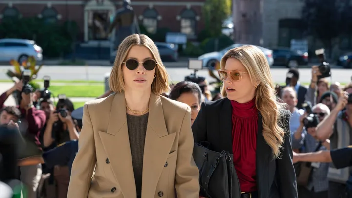 Elizabeth Banks & Jessica Biel play estranged sisters in The Better Sister