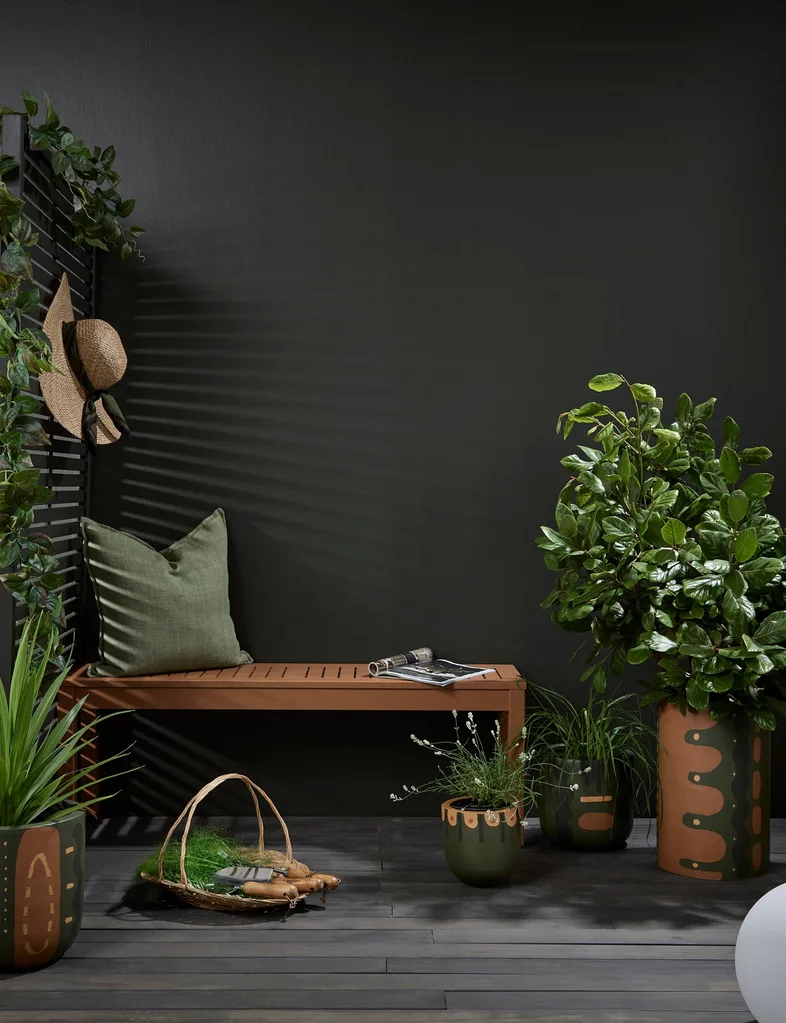 Moveable features such as screens, seating and planters help you adapt your outdoor areas for use all year in different weather conditions.